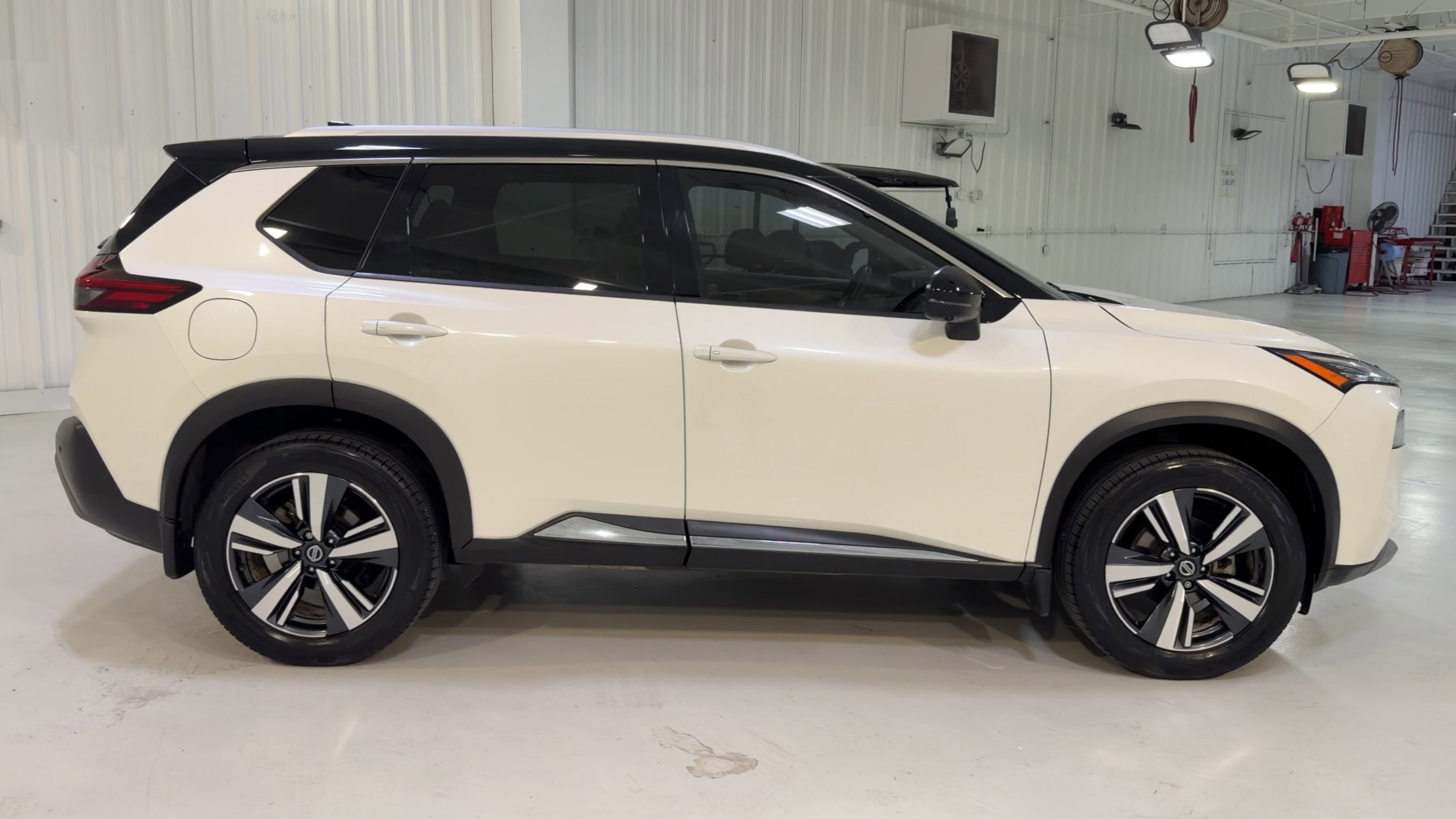 Used 2021 Nissan Rogue SL w/ Premium Package FWD image 2