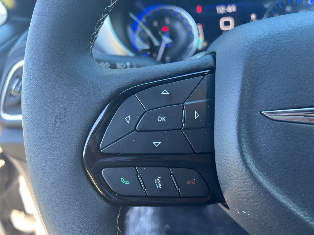 Used 2025 Chrysler Pacifica Limited FWD image 21