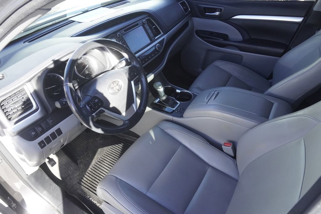 Used 2018 Toyota Highlander XLE image 18