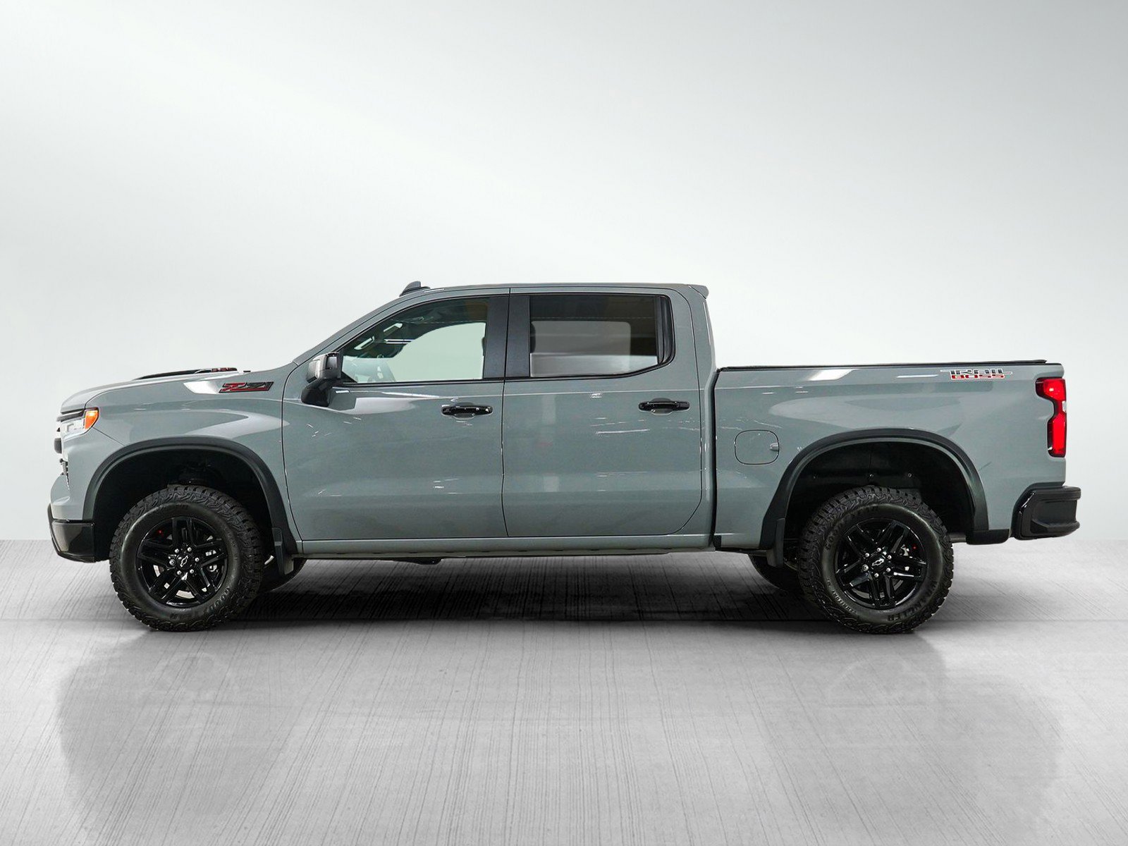 Used 2024 Chevrolet Silverado 1500 LT Trail Boss w/ LT Trail Boss Premium Package AWD/4WD image 2