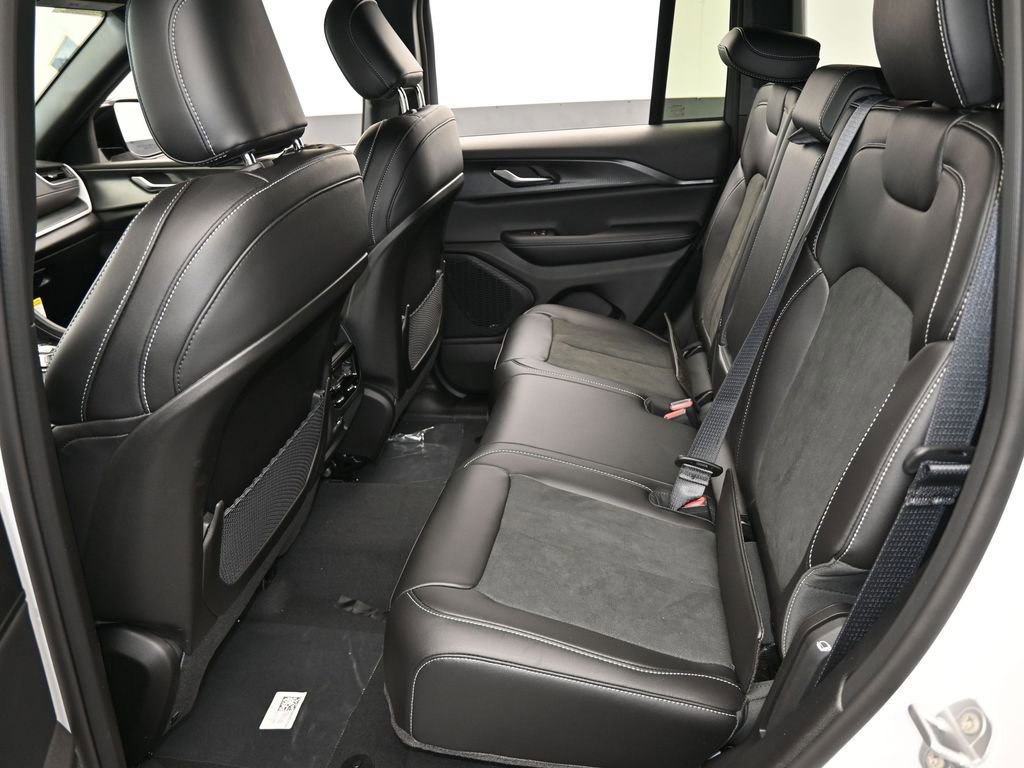 Used 2025 Jeep Grand Cherokee Altitude image 28