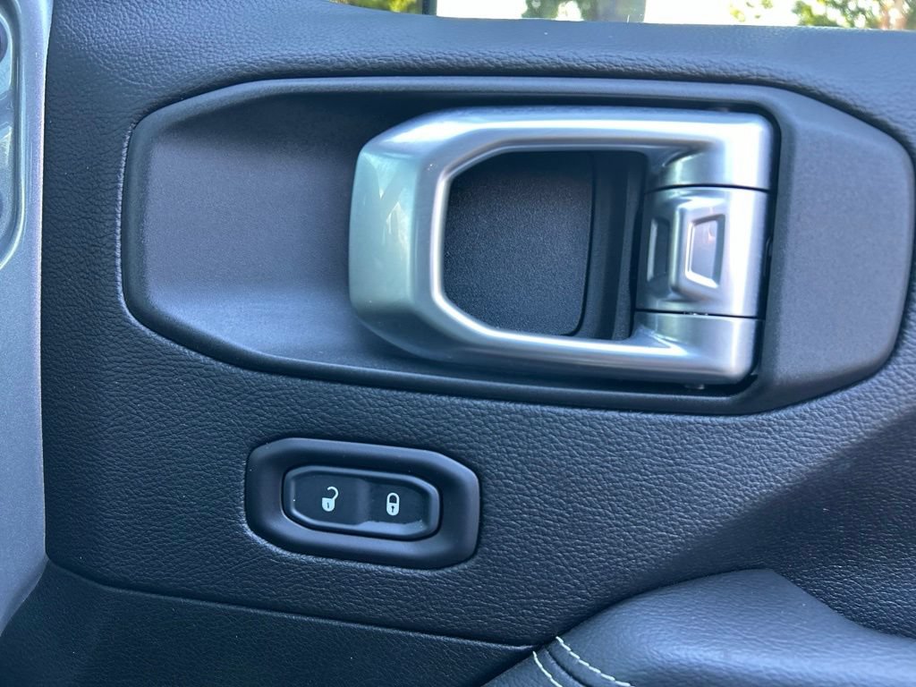 Used 2020 Jeep Gladiator Overland AWD/4WD image 32