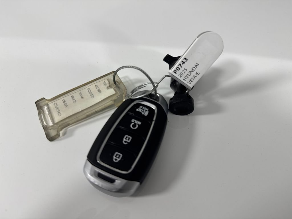 Certified 2025 Hyundai Venue SEL image 27