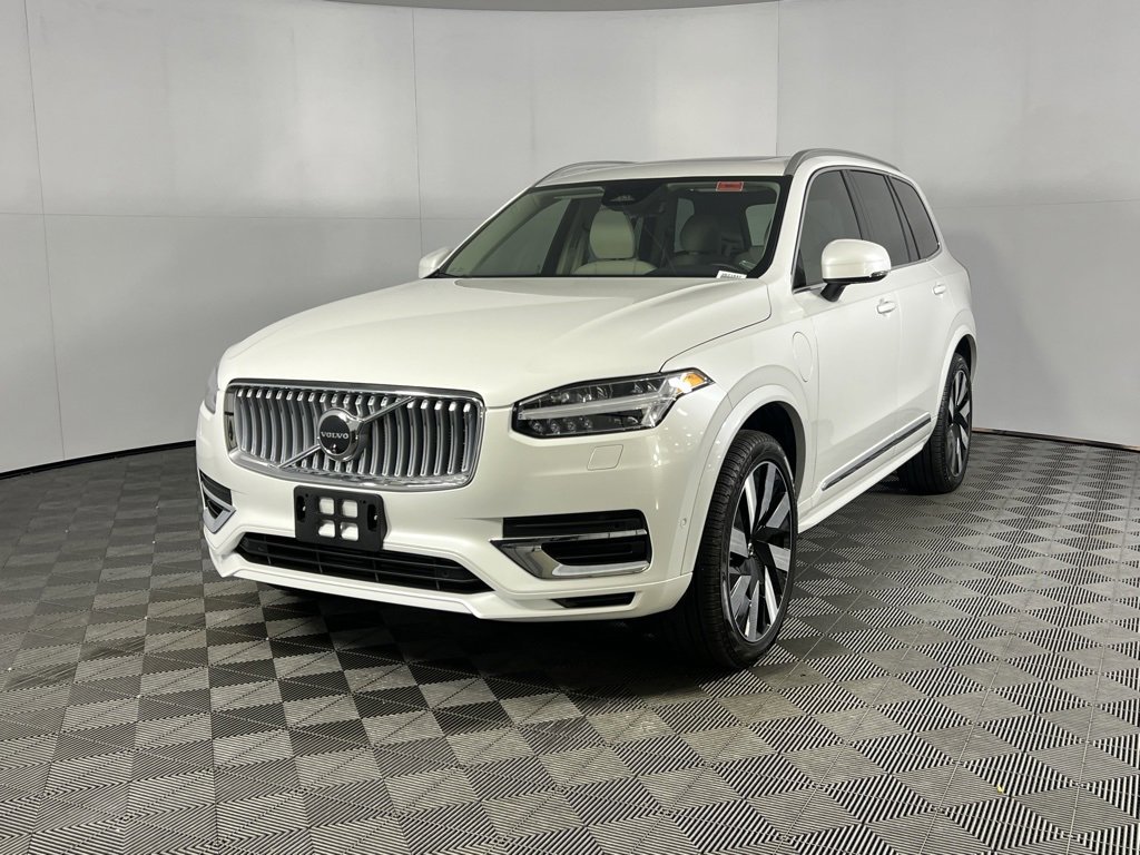 Used 2025 Volvo XC90 T8 Plus w/ Protection Package Premier image 11