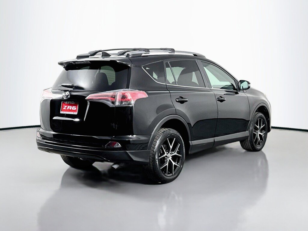 Used 2017 Toyota RAV4 SE AWD/4WD image 5