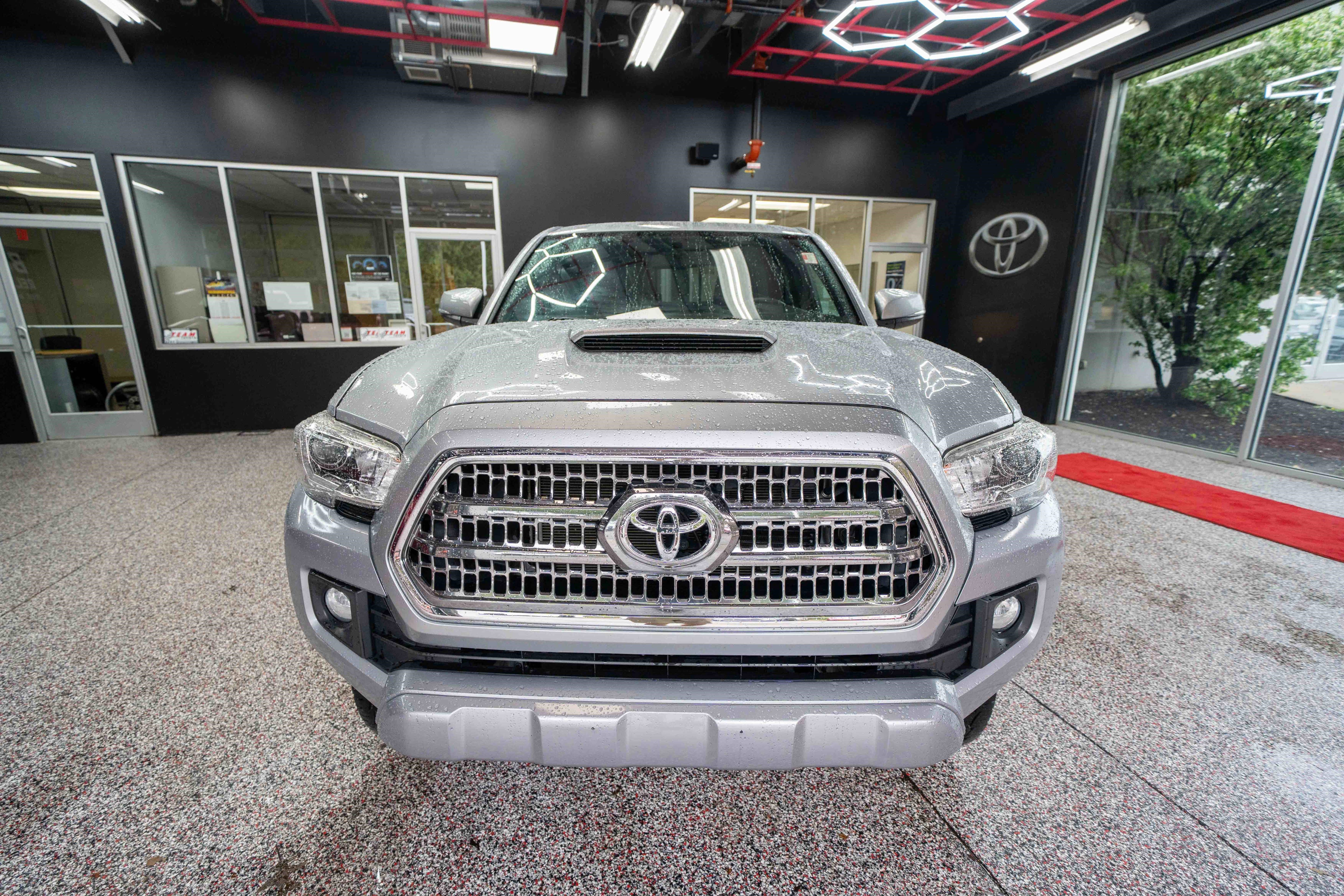 Used 2017 Toyota Tacoma TRD Sport AWD/4WD image 6