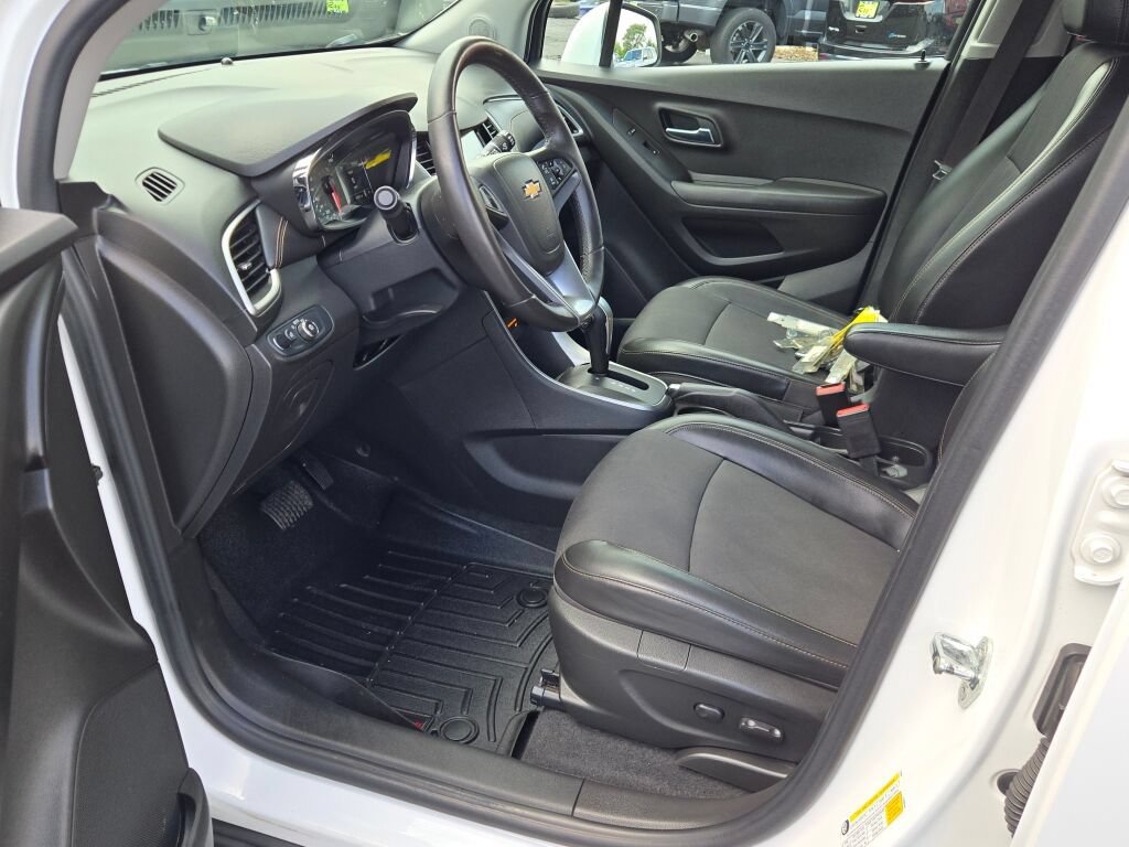Certified 2017 Chevrolet Trax LT w/ LT Convenience Package FWD image 24
