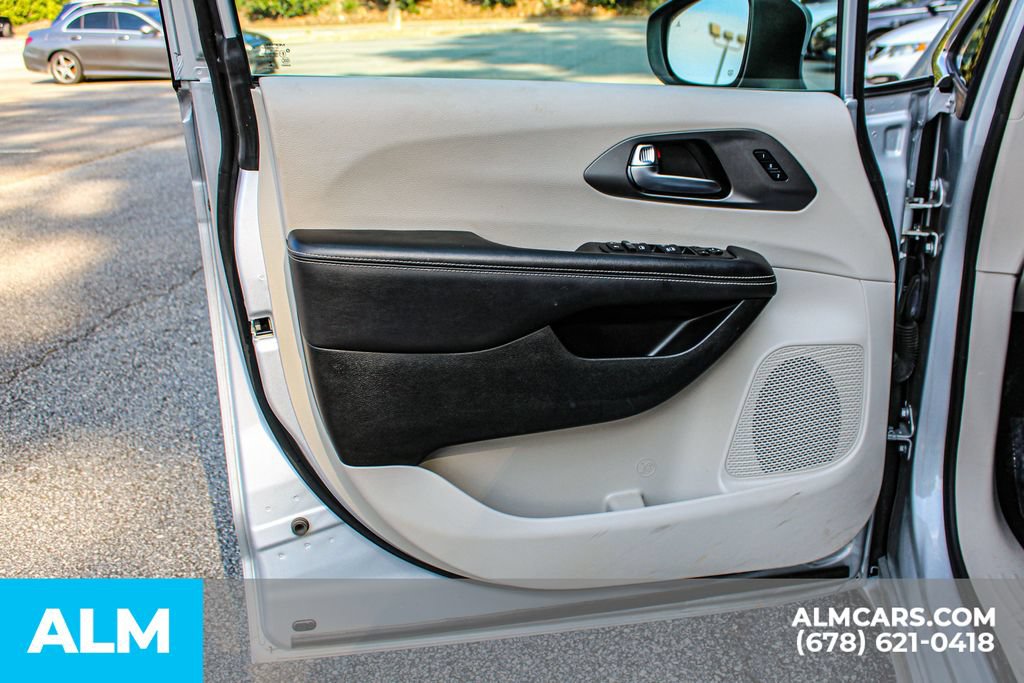 Used 2023 Chrysler Pacifica Touring-L FWD image 37