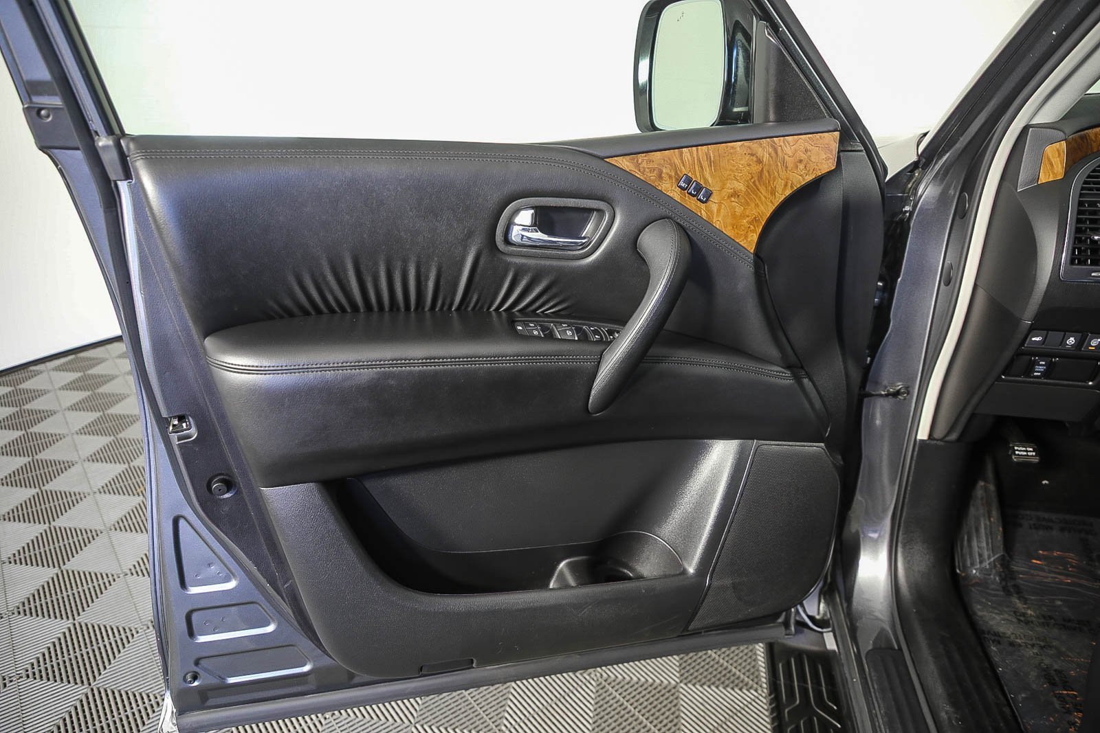 Used 2023 Nissan Armada SL w/ Captain's Chairs Package image 22