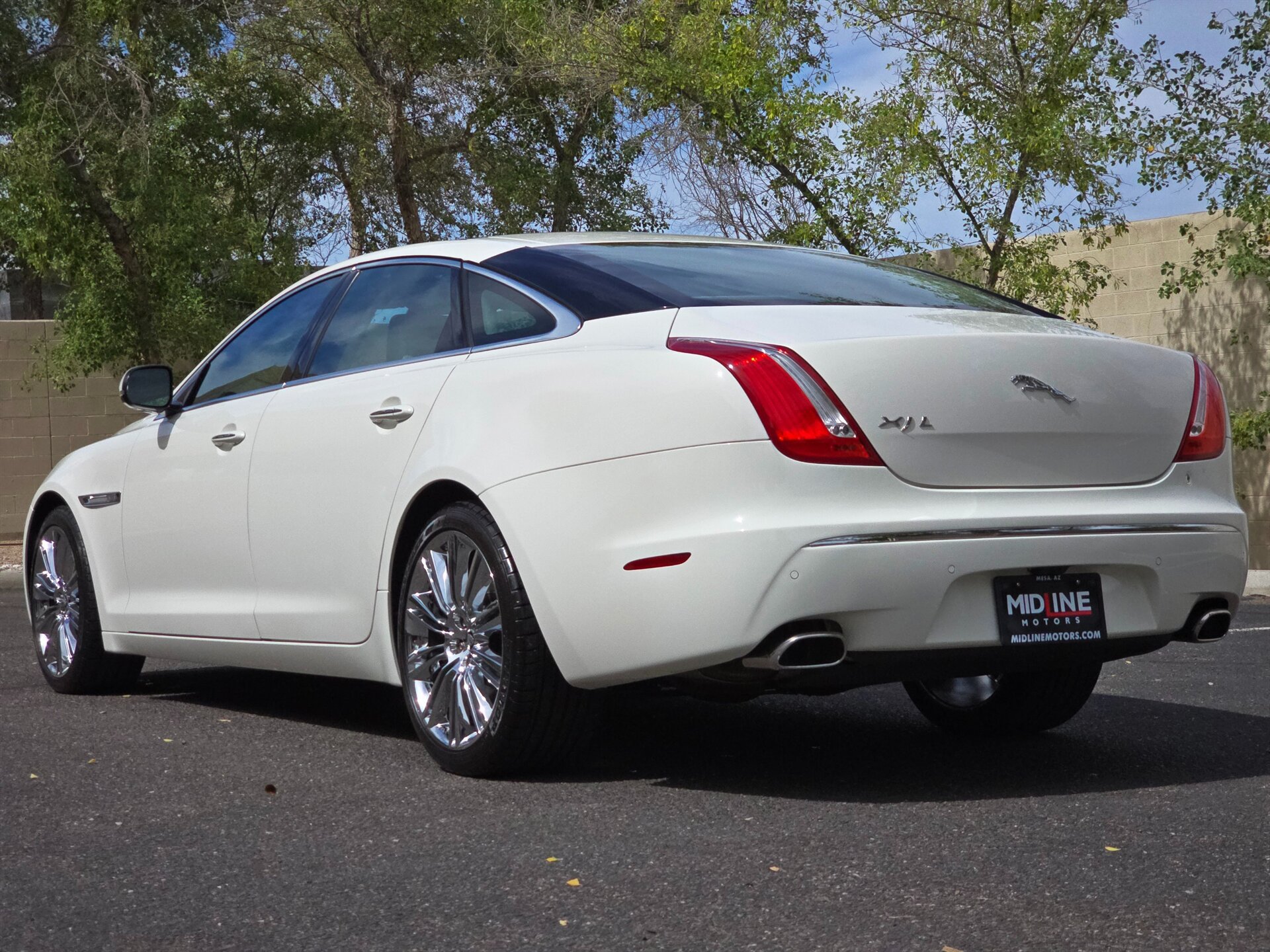 Used 2011 Jaguar XJ L RWD image 8