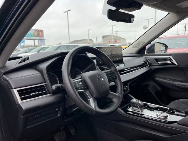 Used 2025 Mitsubishi Outlander SE image 19