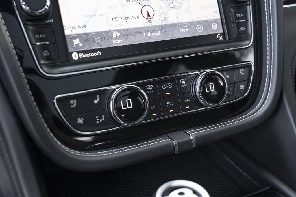 Used 2018 Bentley Bentayga image 32