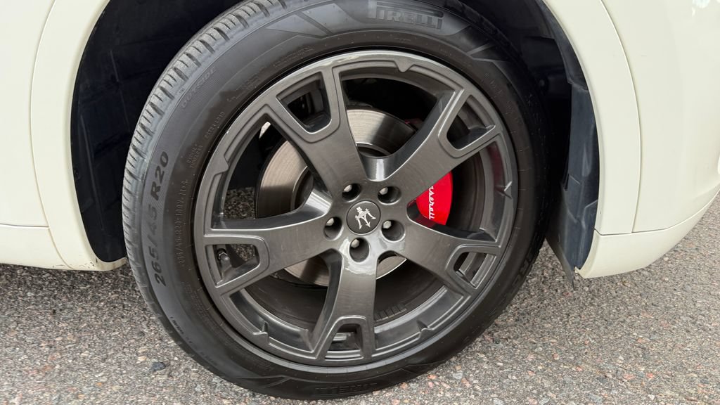 Used 2019 Maserati Levante GranLusso AWD/4WD image 13