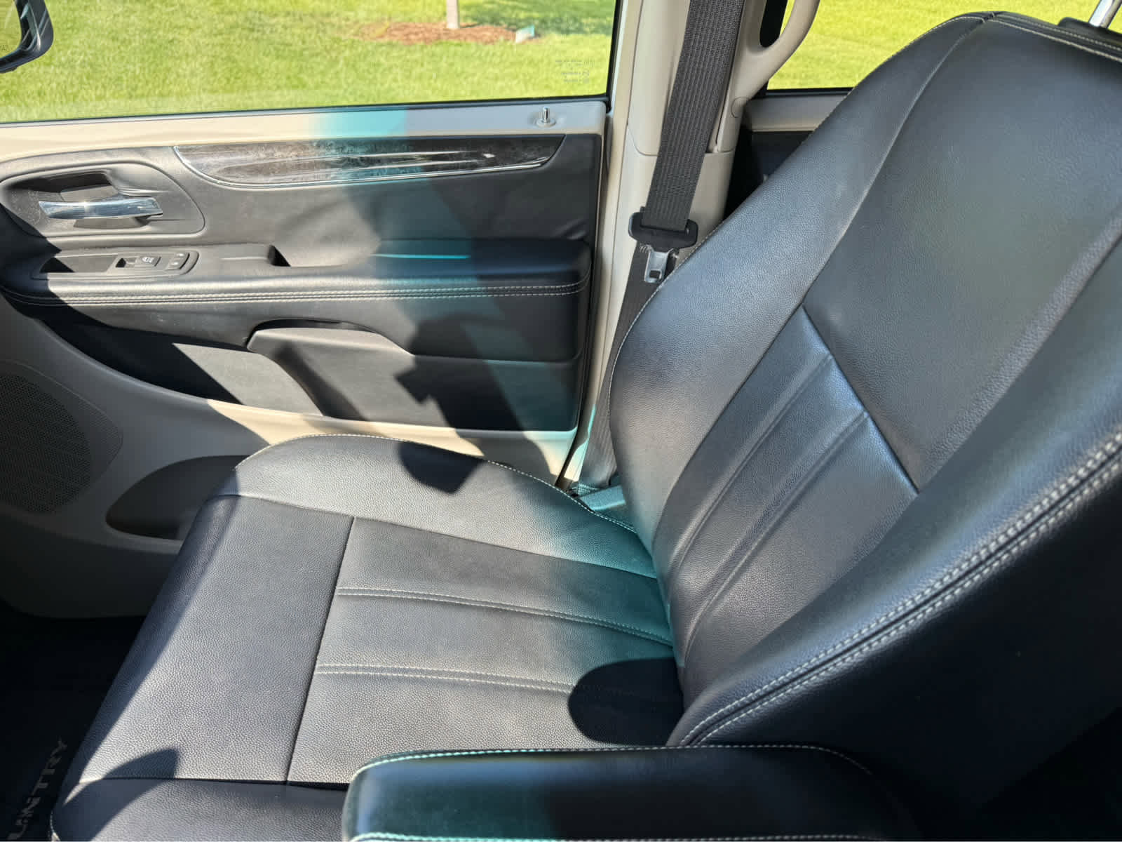 Used 2016 Chrysler Town & Country Touring FWD image 26