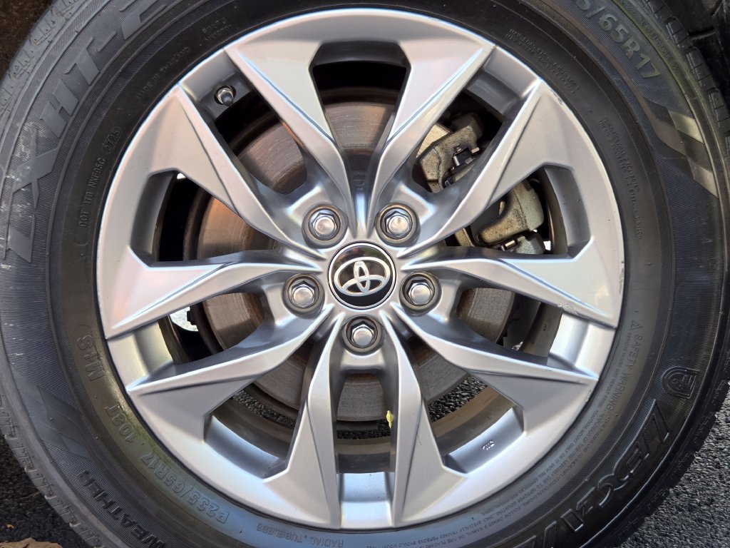 Used 2023 Toyota Sienna XLE FWD image 15