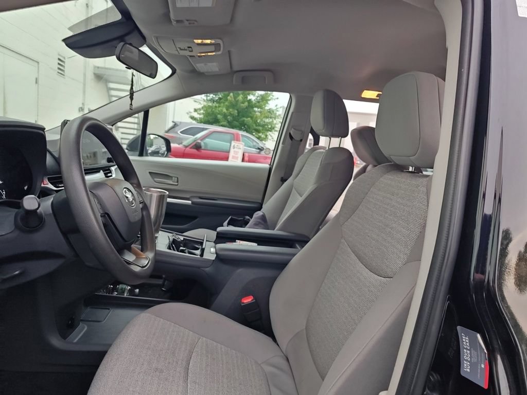 Used 2024 Toyota Sienna LE FWD image 6