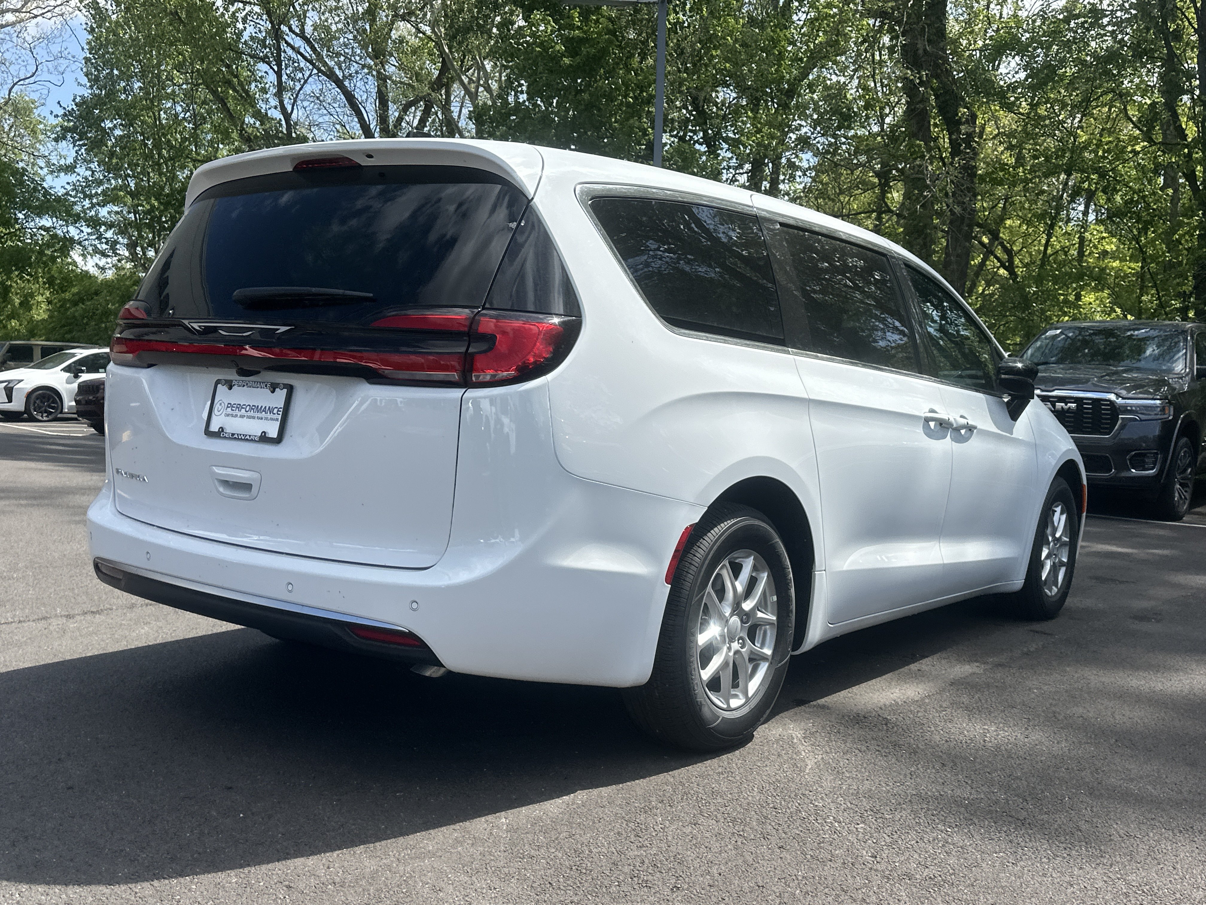 New 2027 Chrysler Pacifica Select FWD image 15