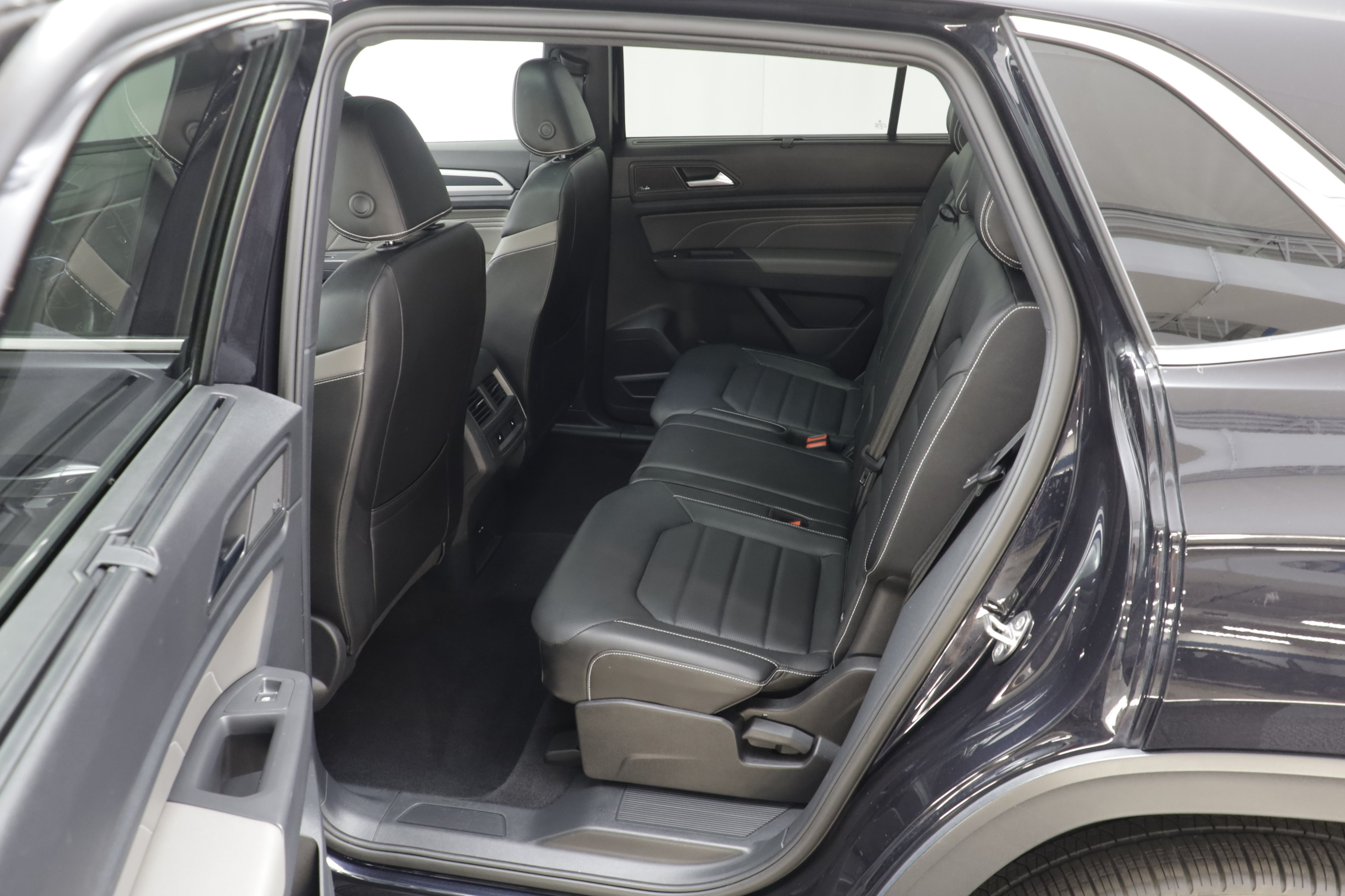 Used 2023 Volkswagen Atlas Cross Sport SEL Premium R-Line AWD/4WD image 15