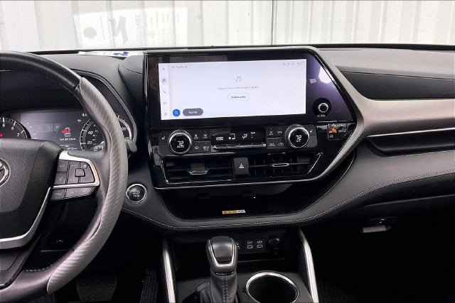 Used 2023 Toyota Highlander XLE AWD/4WD image 6