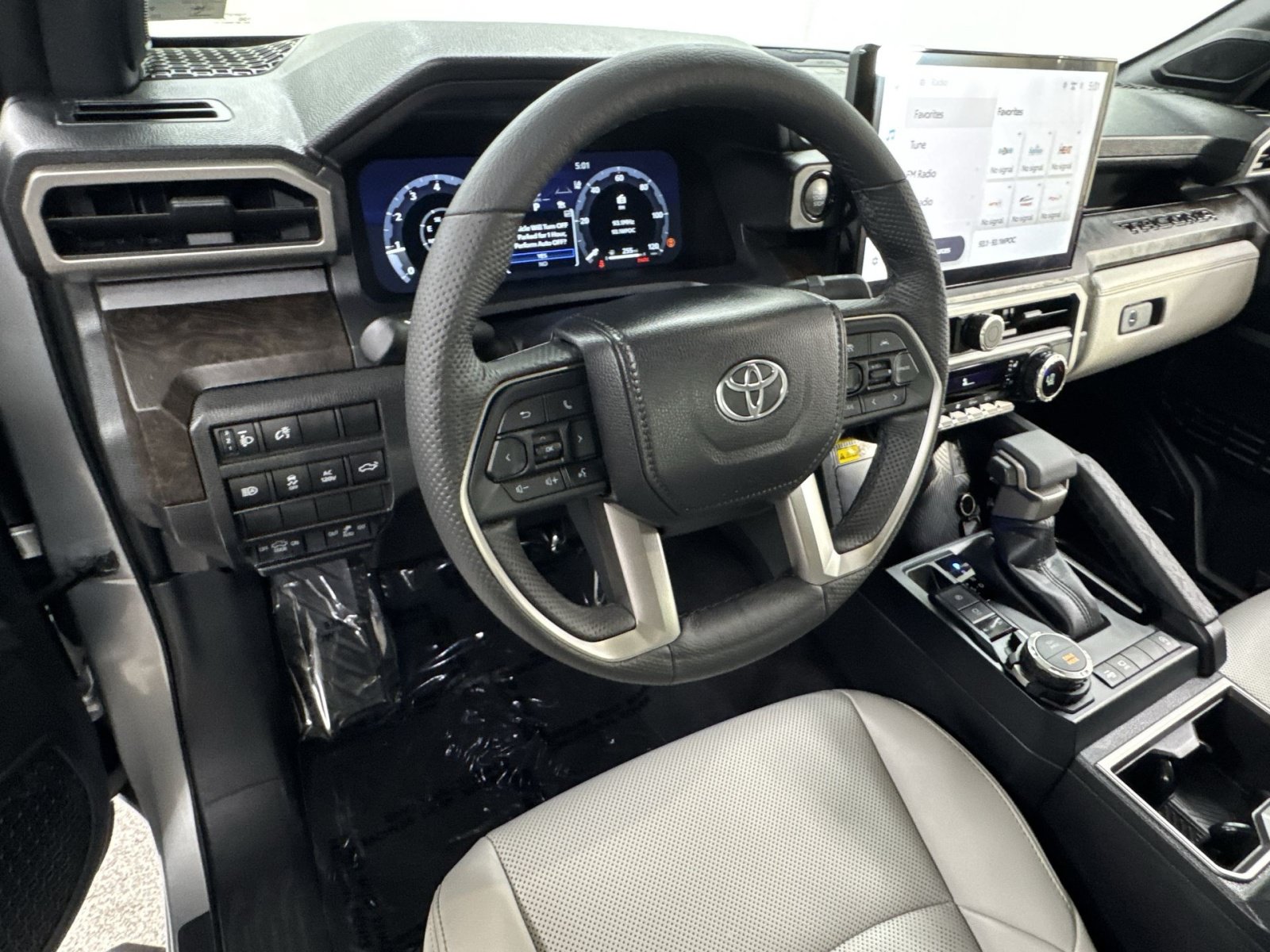 Used 2024 Toyota Tacoma Limited AWD/4WD image 13