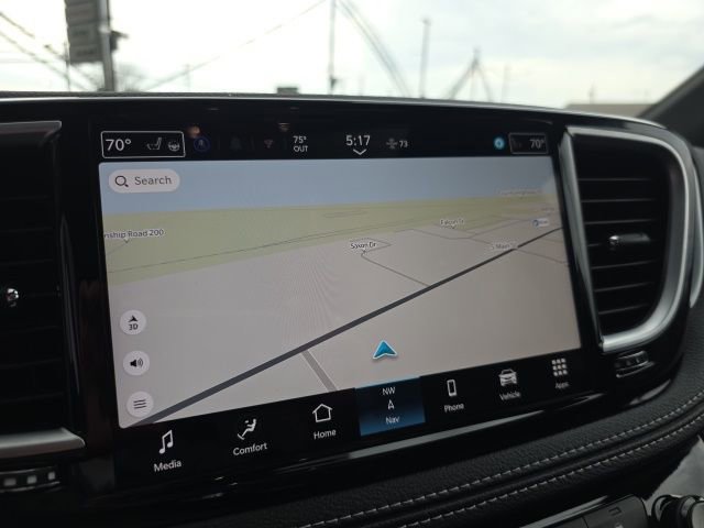 Used 2026 Chrysler Pacifica Premium image 25