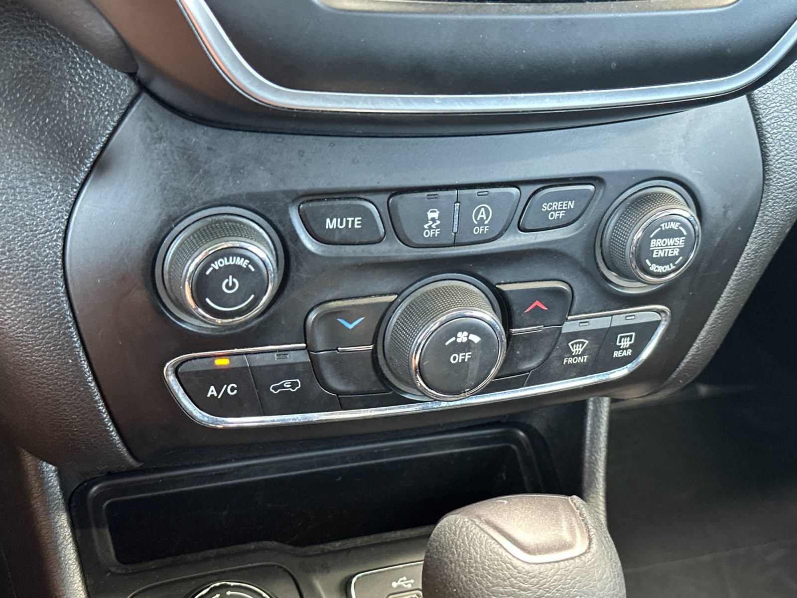 Used 2019 Jeep Cherokee Latitude w/ Popular Appearance Group AWD/4WD image 18