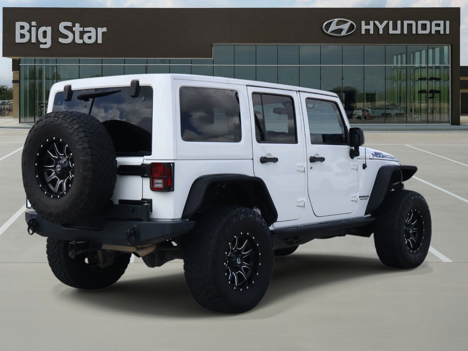 Used 2017 Jeep Wrangler Unlimited Sahara AWD/4WD image 4