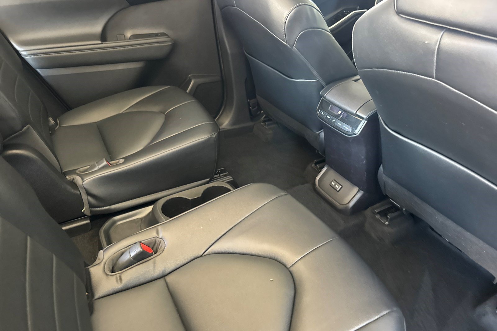 Used 2022 Toyota Highlander XLE AWD/4WD image 34