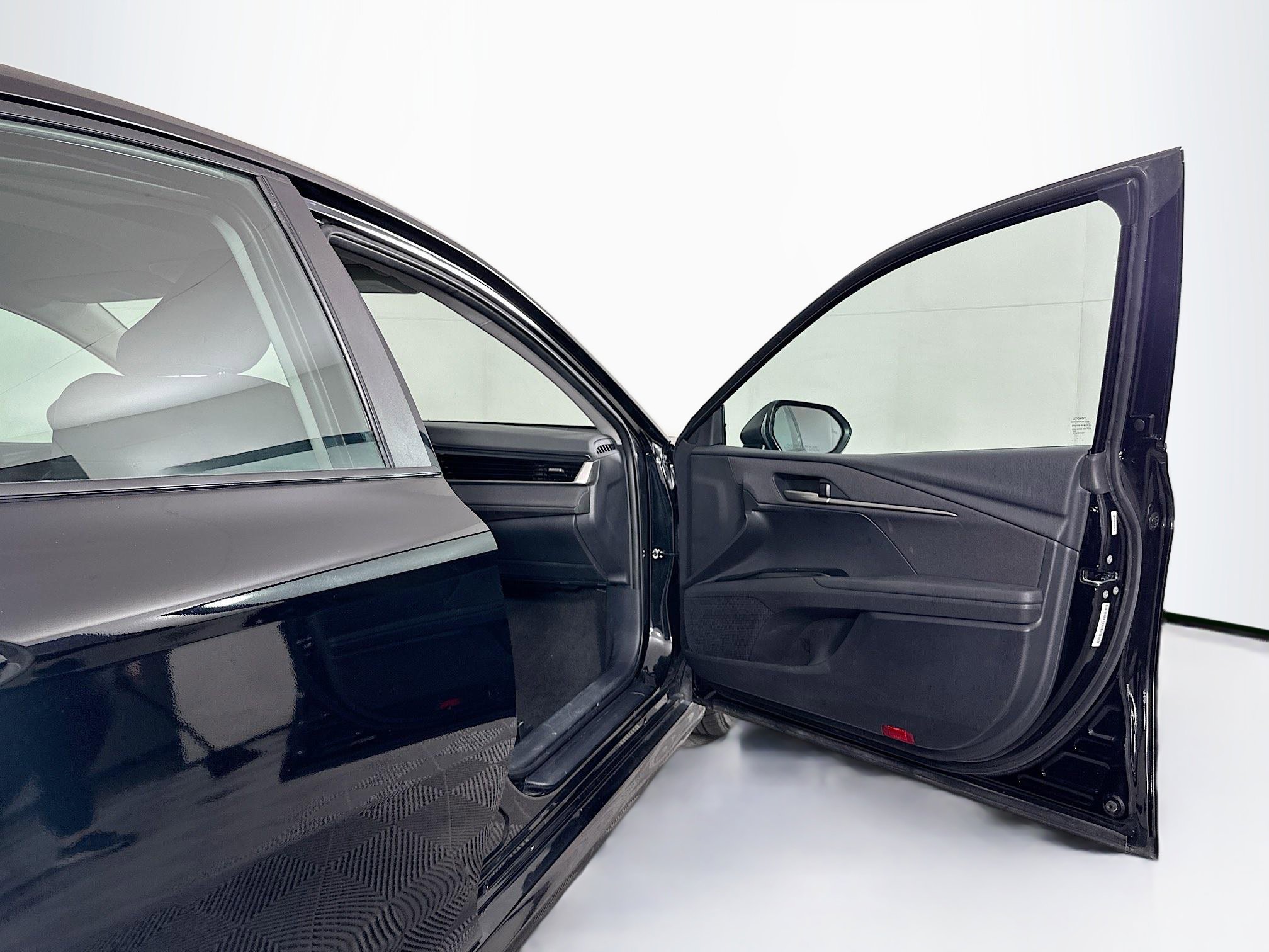 Used 2025 Toyota Camry LE image 30