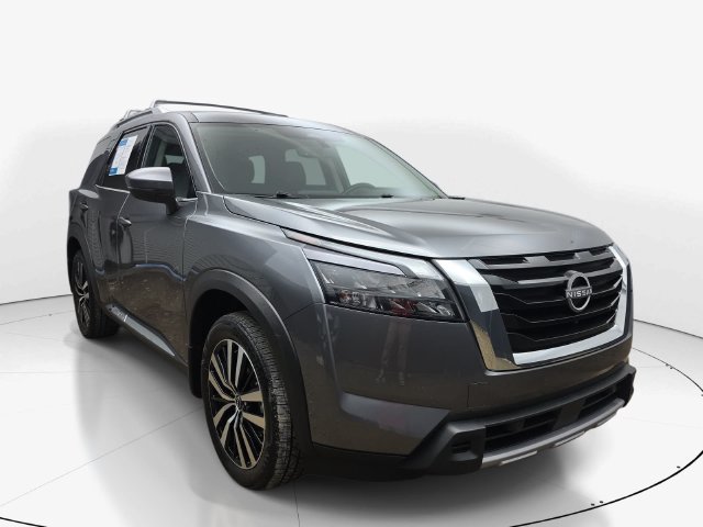 Used 2025 Nissan Pathfinder Platinum FWD image 3