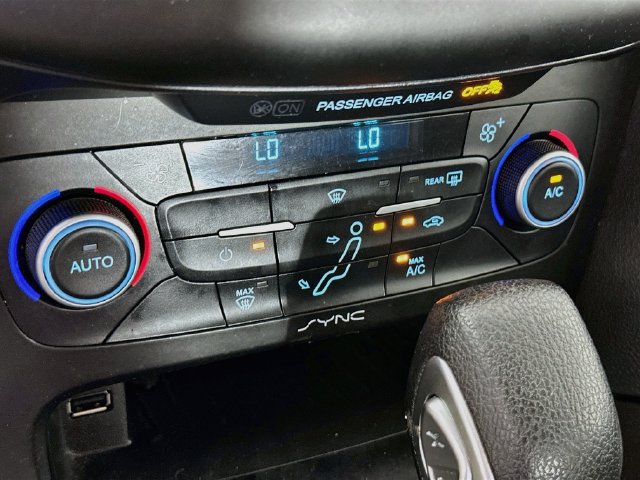 Used 2018 Ford Focus SE w/ SE Appearance Package FWD image 19
