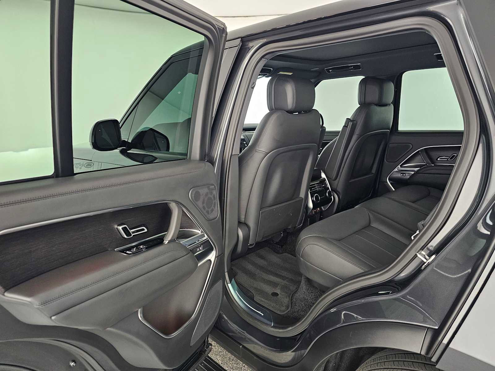 Used 2025 Land Rover Range Rover SE AWD/4WD image 15