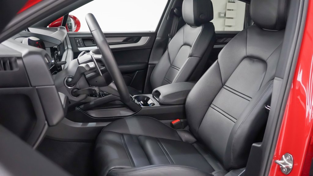 Certified 2025 Porsche Cayenne Coupe image 5