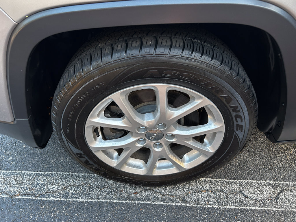 Used 2017 Jeep Cherokee Latitude FWD image 29
