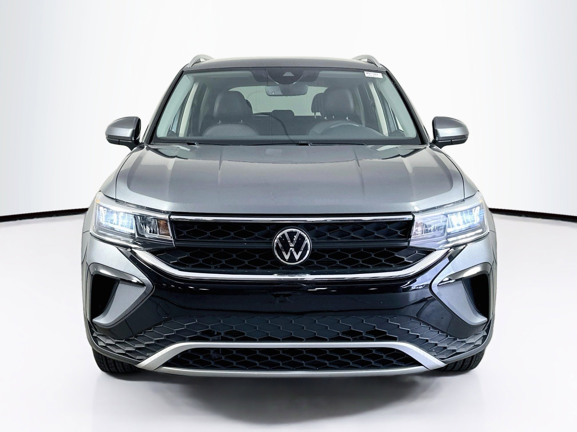 Used 2022 Volkswagen Taos SE FWD image 2