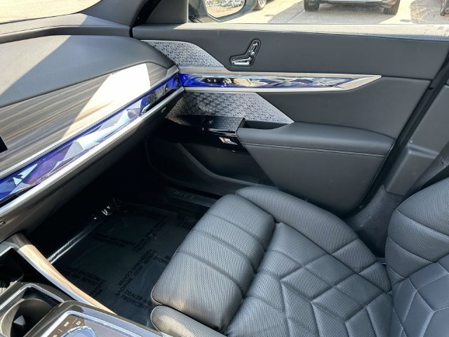 Used 2026 BMW 760i xDrive w/ Executive Package AWD/4WD image 37