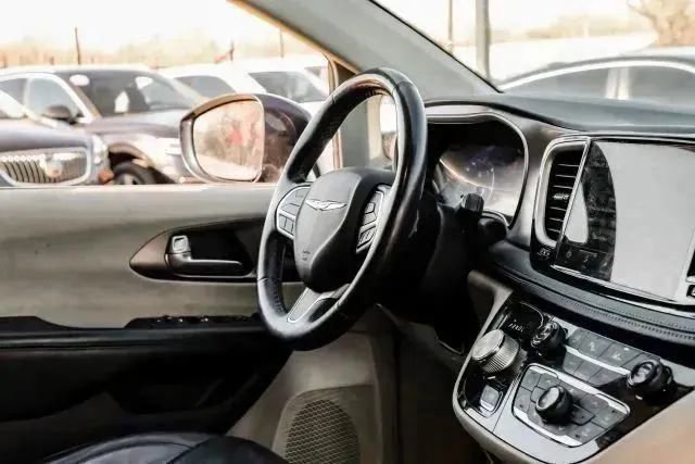 Used 2021 Chrysler Pacifica Touring-L image 15
