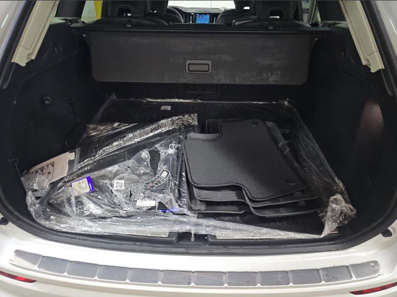 Used 2024 Volvo XC60 T8 Plus w/ Protection Package Premier image 12