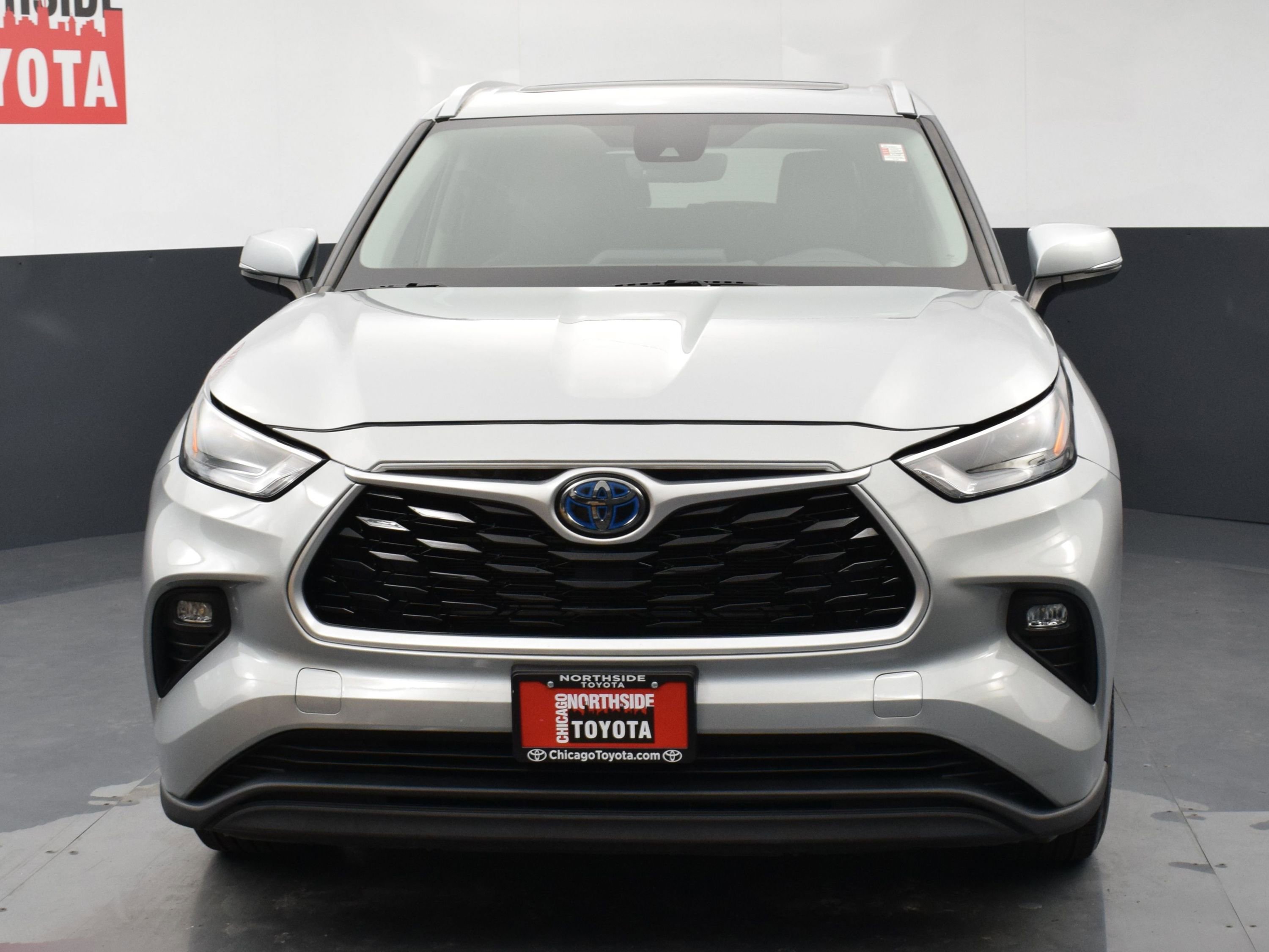 Used 2022 Toyota Highlander XLE AWD/4WD image 7