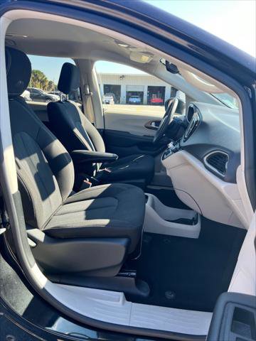 Used 2023 Chrysler Voyager LX image 38