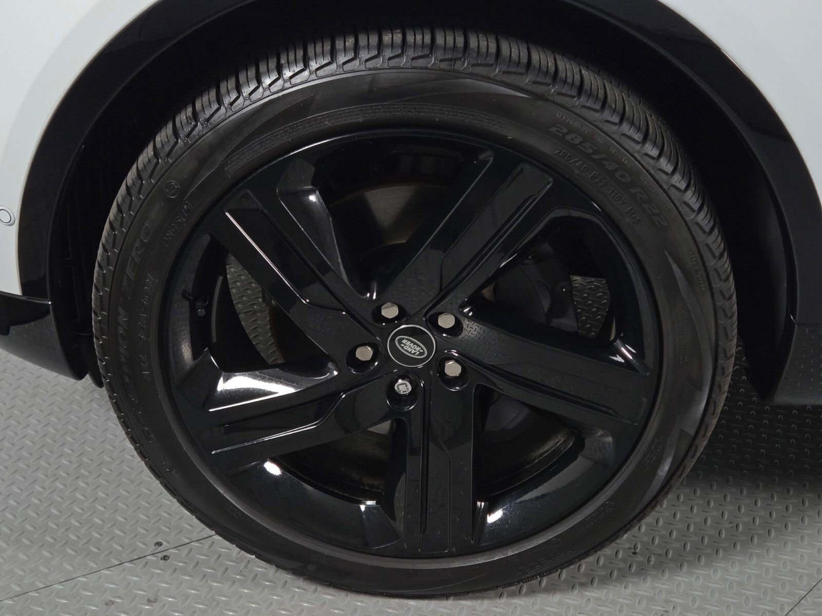 Used 2025 Land Rover Discovery Dynamic SE AWD/4WD image 9