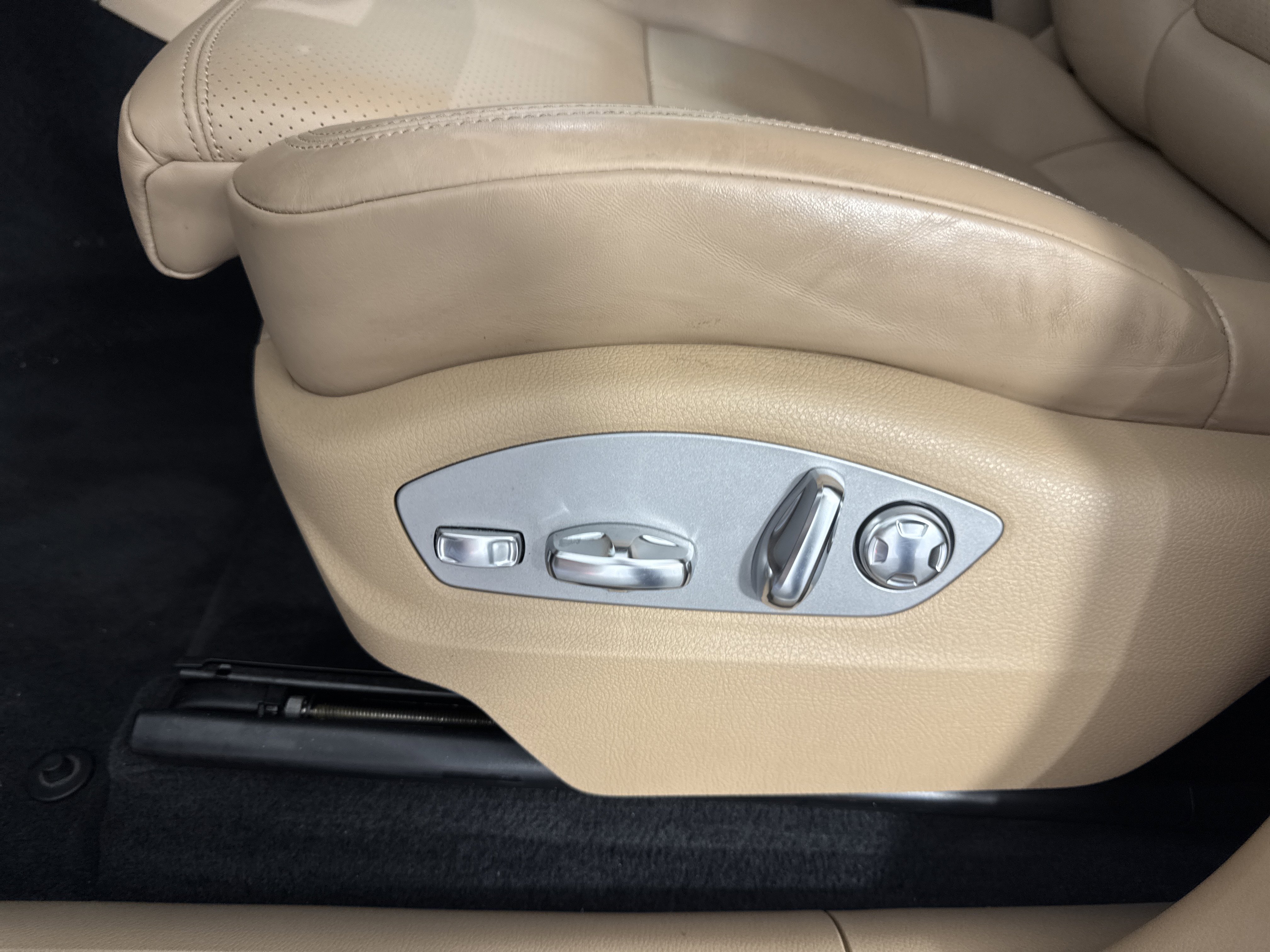 Used 2023 Porsche Macan Turbo image 18