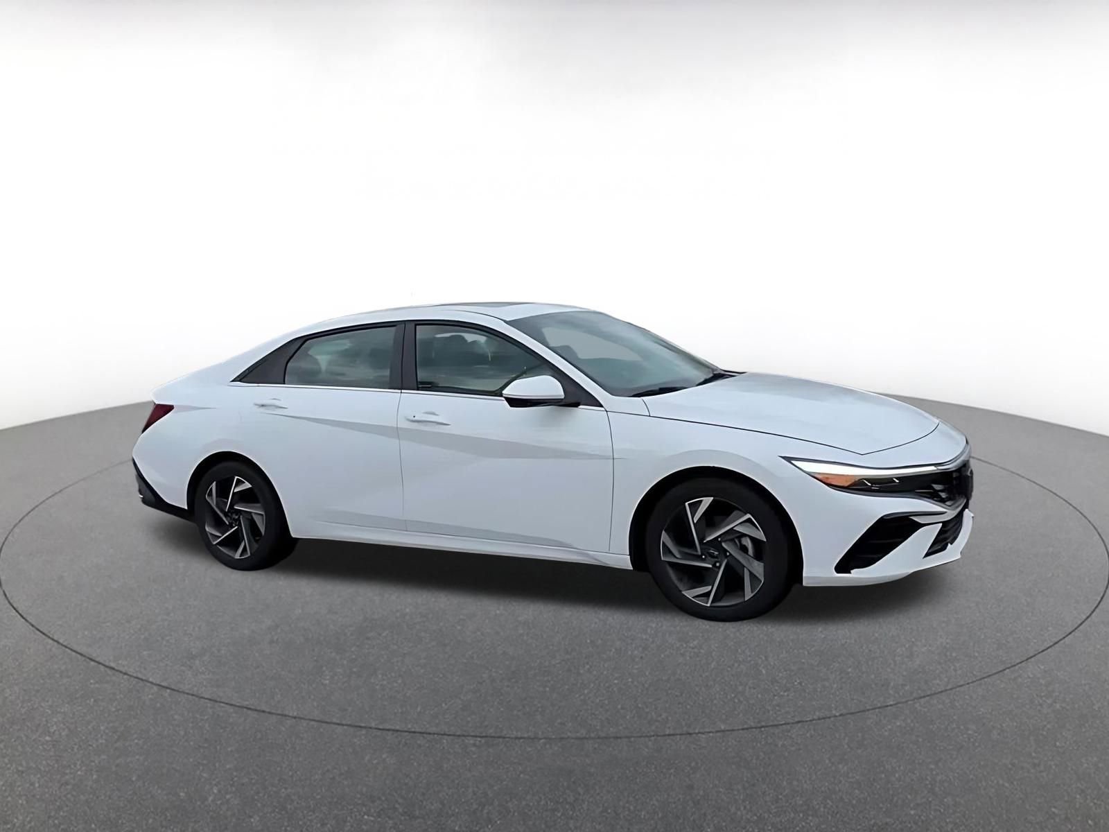 Used 2025 Hyundai Elantra SEL image 2