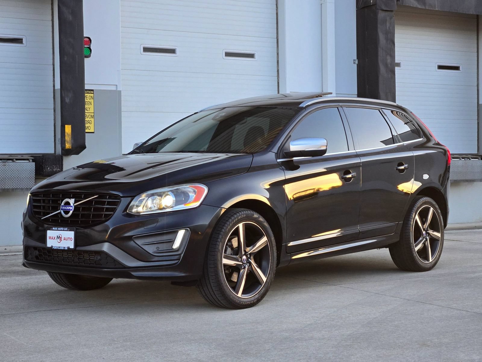 Used 2016 Volvo XC60 T6 R-Design AWD/4WD image 4