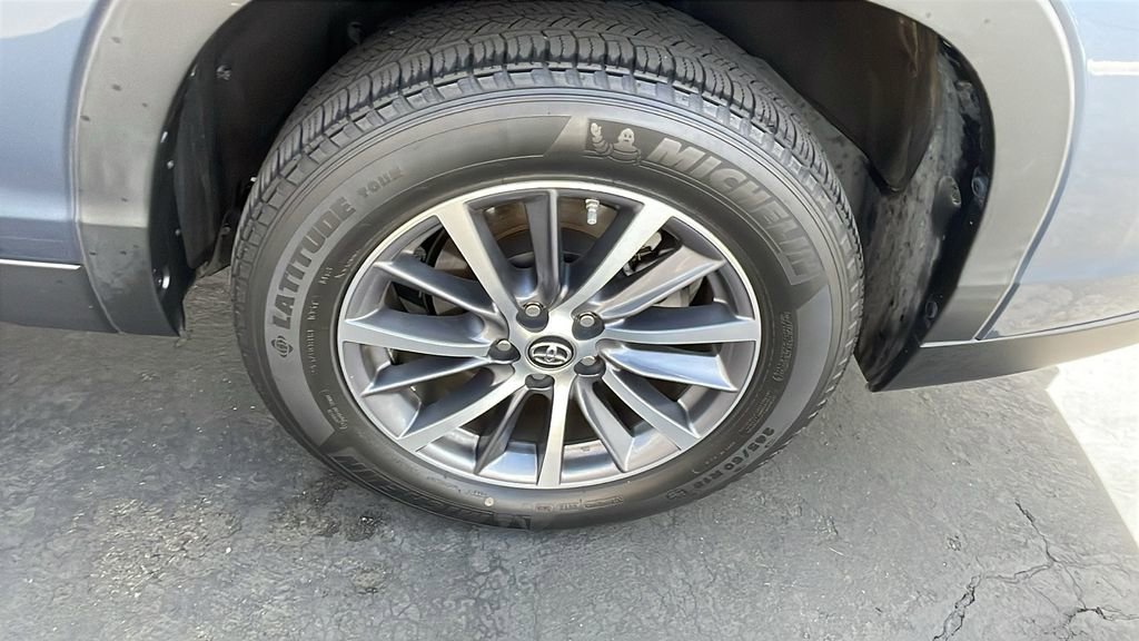 Used 2019 Toyota Highlander XLE w/ Carpet Mat Package (TMS) FWD image 31