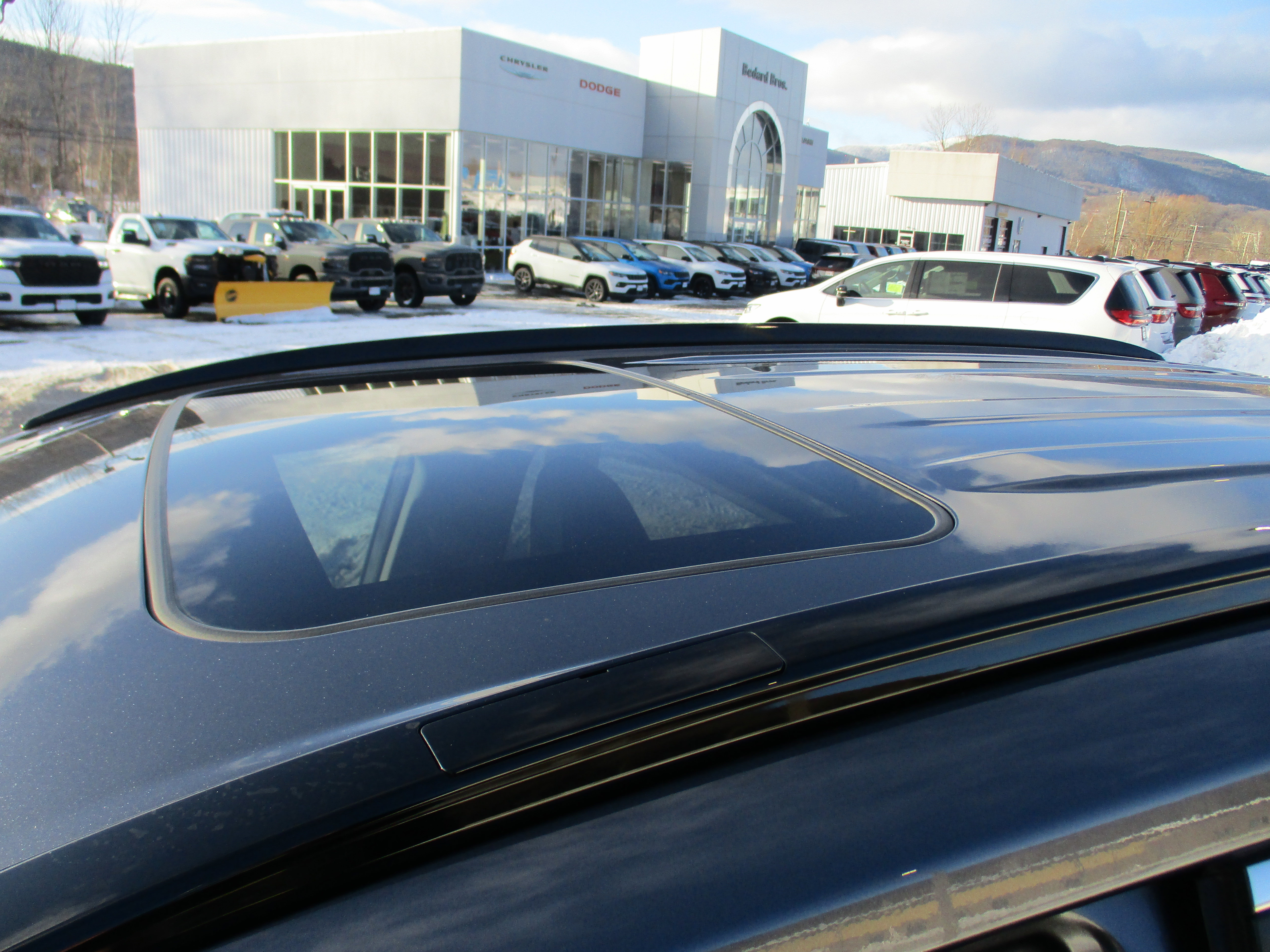 Used 2022 Toyota RAV4 XLE Premium image 11