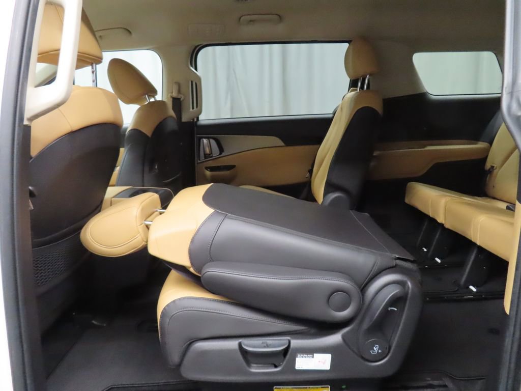 Used 2022 Kia Carnival LX FWD image 47
