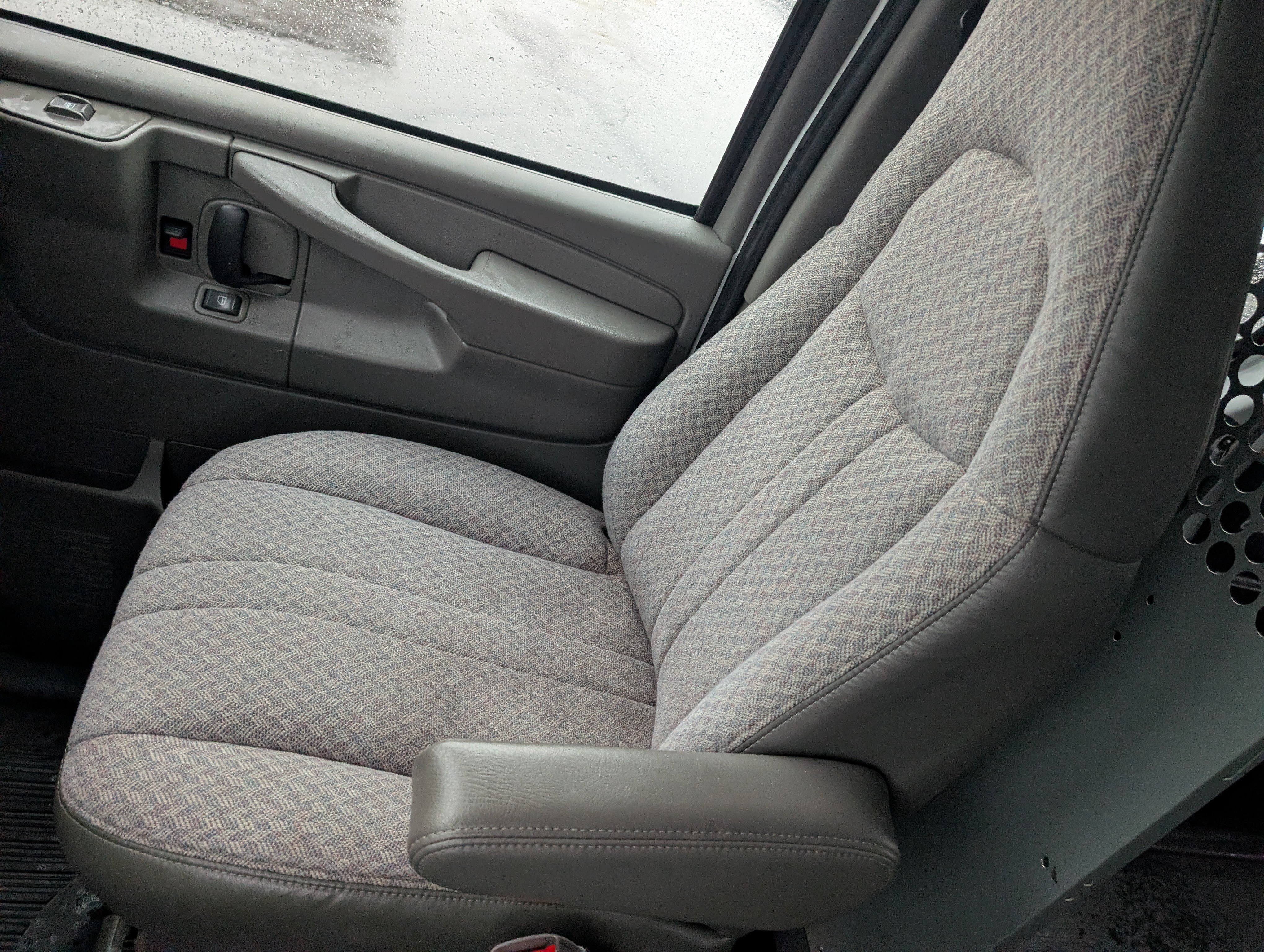 Used 2004 Chevrolet Express 2500 RWD image 18