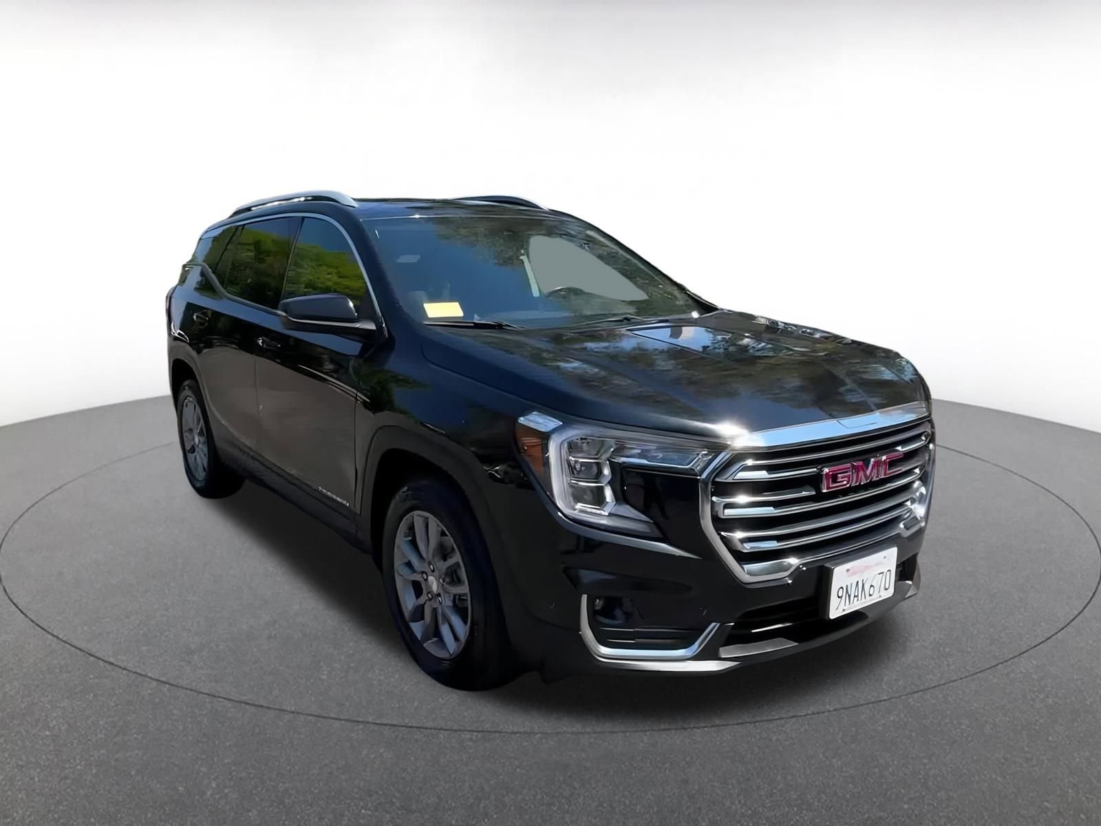 Used 2024 GMC Terrain SLT image 3