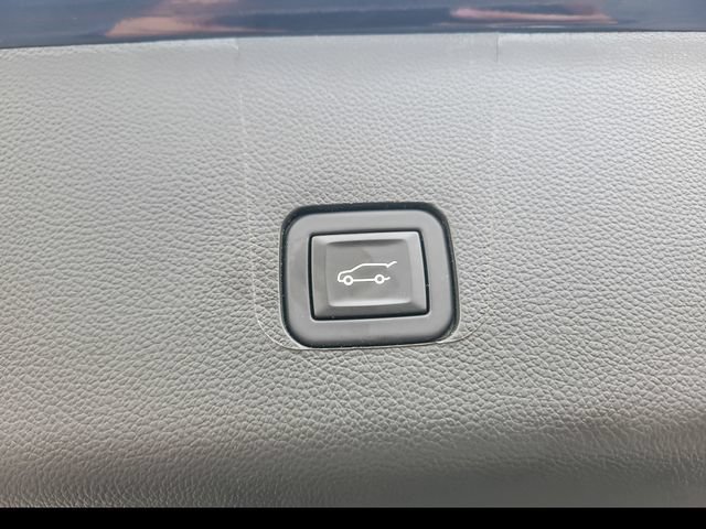 Used 2023 Chevrolet Traverse LT FWD image 28